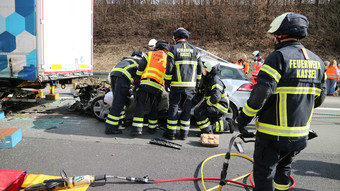 Mutter und 8-jähriger Sohn tot: Auto aus Südhessen kracht in LKW