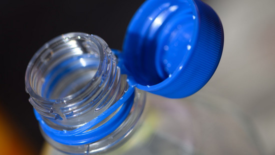 Umstrittene Deckel: Verbraucher frustriert beim Trinken