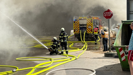 Feuer auf Mülldeponie in Hofheim-Wallau
