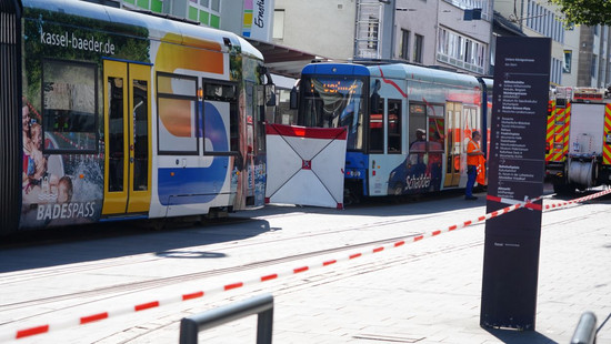 Schwerer Unfall in Kassel: Fußgängerin von Tram erfasst
