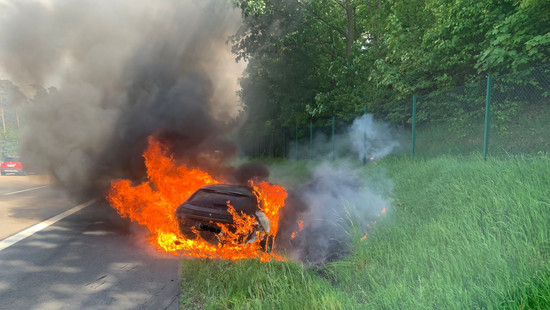 Hybrid-Auto steht auf A7 in Flammen - Bergung mit Spezialfahrzeug