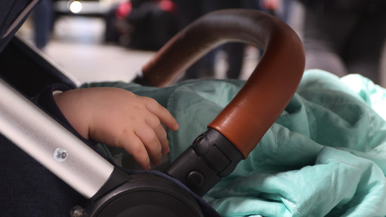 Unfall in Seligenstadt: Auto fährt Mutter mit Kinderwagen an