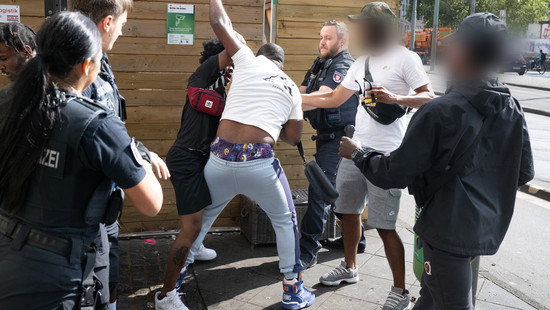 Drogen und Waffen im Visier - Großrazzia in Frankfurts Bahnhofsviertel