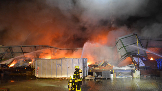 Feuer in Frankfurt-Fechenheim: Lagerhalle stand komplett in Flammen