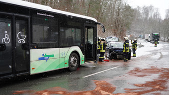 Schneefall sorgt für über 130 Unfälle: Mehrere Mensch schwer verletzt