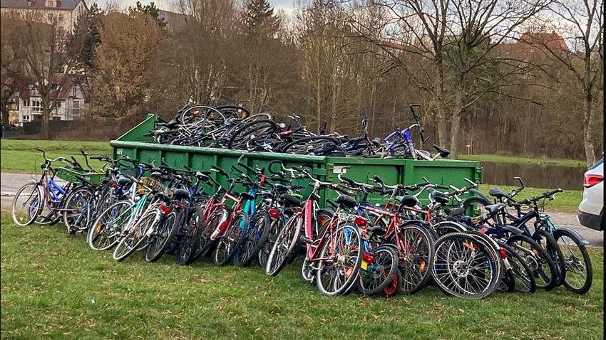 Polizei sucht 3-Jährige und findet über 100 Fahrräder in Friedberg