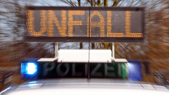 Unfall beim Einparken in Rüdesheim: Auto kracht in Fassade