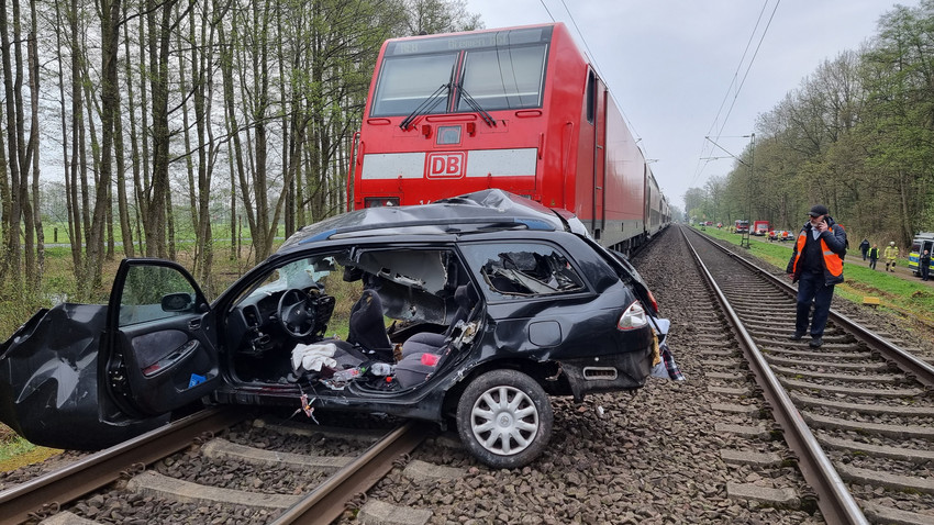 Drei Tote bei Unfall mit Regionalzug bei Hannover