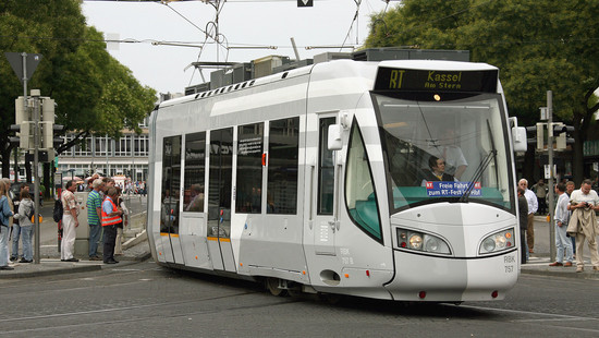Tram-Sicherheit Kassel: KVG bringt Warnschilder bis Ende Jahr