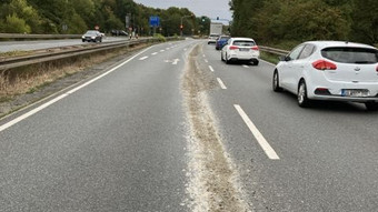 Betonmischer verliert Ladung auf Bundesstraße bei Langen