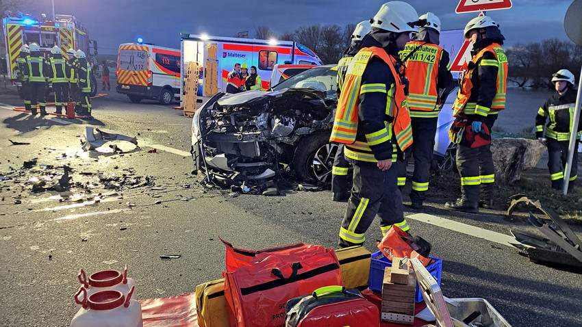 Unfall auf B42 bei Oestrich-Winkel: Drei Verletzte