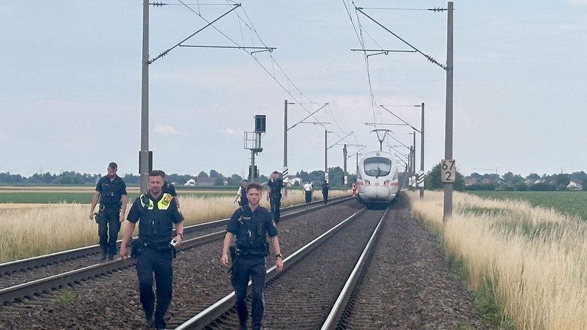 Mit Axt und Hammer: Syrer verletzt Landsleute im ICE