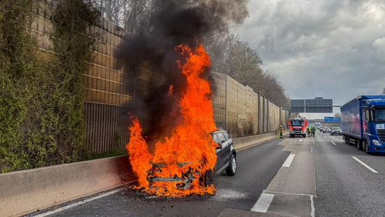 Geländewagen brennt lichterloh auf A66 bei Langenselbold