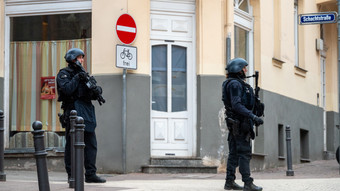 SEK-Einsatz in Wiesbaden: Frau verschanzt sich mit Waffe in Wohnung