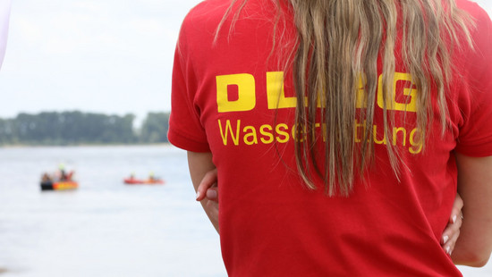Suche in Südhessen? Drei Menschen nach Bad im Rhein vermisst