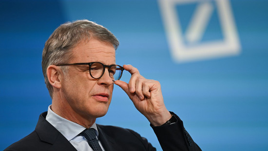 Deutsche Bank: Rekordgewinn und Aufklärung nach Razzia