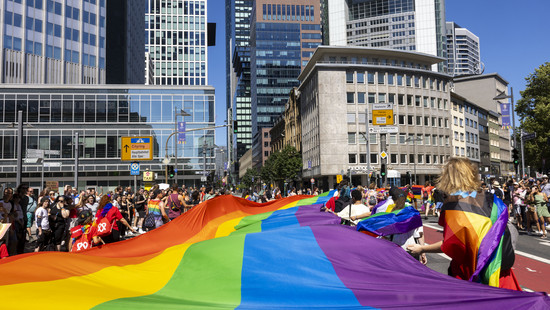 "Extrem liebevoll": 13.000 feiern beim CSD in Frankfurt