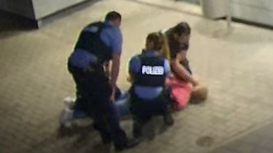 Idstein: Video zeigt offenbar schlagenden Polizisten vor Polizeiwache