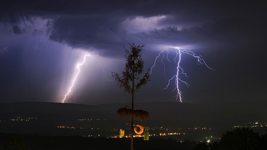 Unwetter in Hessen: Blitzeinschläge, Straßen und Keller geflutet