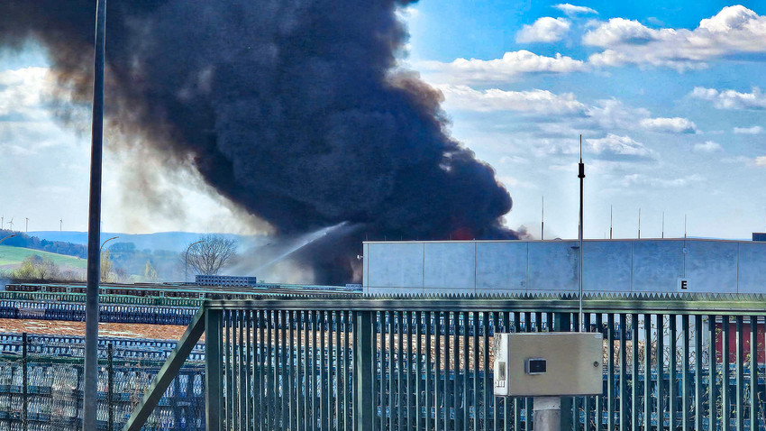 Großbrand bei Rhönsprudel in Ebersburg-Weyhers