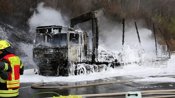 Stundenlange Vollsperrung auf der A7: Lkw bei Hann. Münden in Flammen