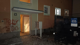 Eingangsbereich zerstört: Explosion vor Frankfurter Wohnhaus