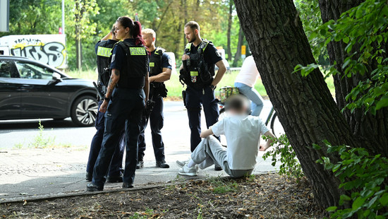 Auto fährt in Berlin in Kindergruppe - Fahrer festgenommen