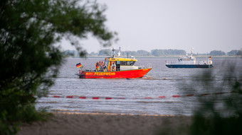 Einsatz auf Rhein bei Biblis - Feuerwehr rettet Menschen von Sportboot