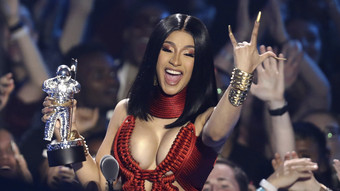 cardi b: wirft mikrofon auf zuschauerin