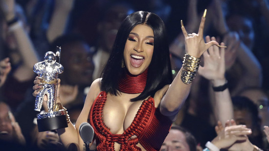 cardi b: wirft mikrofon auf zuschauerin