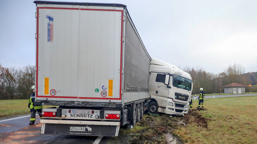 LKW verliert Diesel auf A7 bei Eichenzell: Sperrung über Stunden