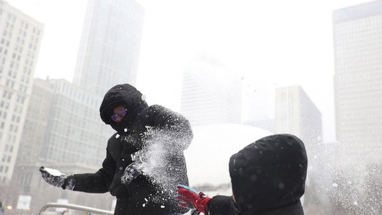 Kinder warfen Schneebälle  - Mann griff zur Schreckschusspistole