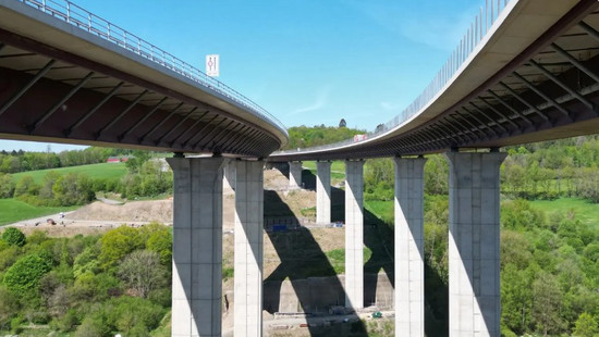 Spektakulär: Bei Siegen wird auf der A45 eine halbe Brücke verschoben