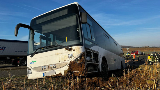25 Grundschüler an Bord: Bus kracht bei Malsfeld mit Auto zusammen