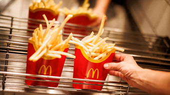 McDonald's-Aktienkurs fällt nach Kolibakterien-Fällen in den USA