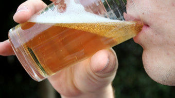 Rauschtrinken bei jungen Leuten - Studie zeigt Anstieg nach Corona