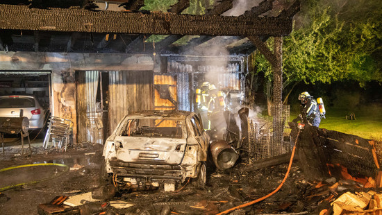 Neuhof: Carport und Garage in der Nacht abgebrannt