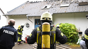 Bad Münstereifel: Mann sticht auf Frau und Kinder ein und legt Feuer