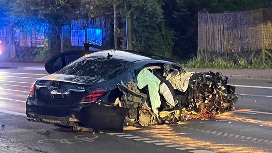 2 Schwerverletzte bei Unfall in Frankfurt - AMG komplett zerstört