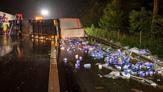 LKW kippt auf A3 bei Niedernhausen um - Waschmittel auf der Autobahn