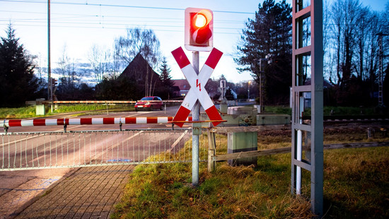 Mann montiert Bahnschranke nach Störung selbst ab