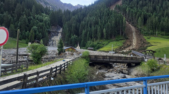 Nach Unwetter in Tirol: Berghütten mit Helikopter evakuiert