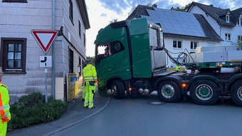 Zwei festgefahrene Schwertransporter auf der B8 in Waldems-Esch