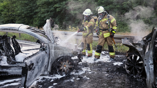 Mutige Helfer befreien Familie: Zwei Autos in Alzenau brennen ab