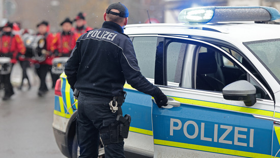 Faschings-Vorfall in Hanau: Wurfgeschosse treffen Wagen