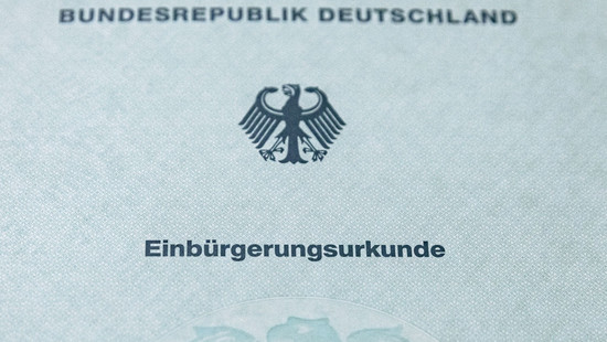 Einbürgerungen in Hessen steigen 2025 erneut stark