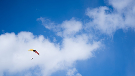 Absturz in Tirol: Hessin stirbt beim Gleitschirmfliegen