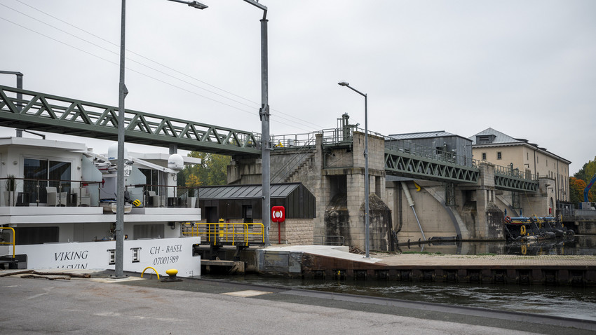 Schiff reißt Teil von Hochspannungsleitung ab – Stromausfall