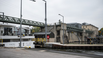 Schiff reißt Teil von Hochspannungsleitung ab – Stromausfall