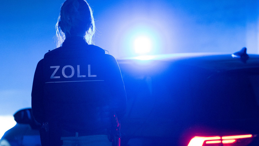 Zollfahnder stoppen gigantischen Zigarettenschmuggel